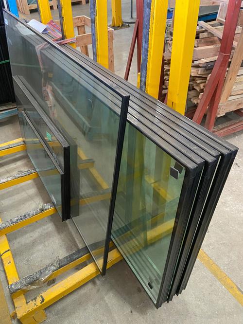 中空鋼化玻璃與鋼化玻璃 特性、差異與應(yīng)用解析